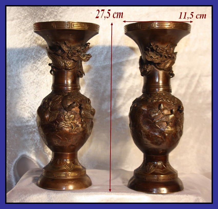 Japon Impérial Epoque Meiji Paire Vases en Bronze Dragon en relief 27,5 cm