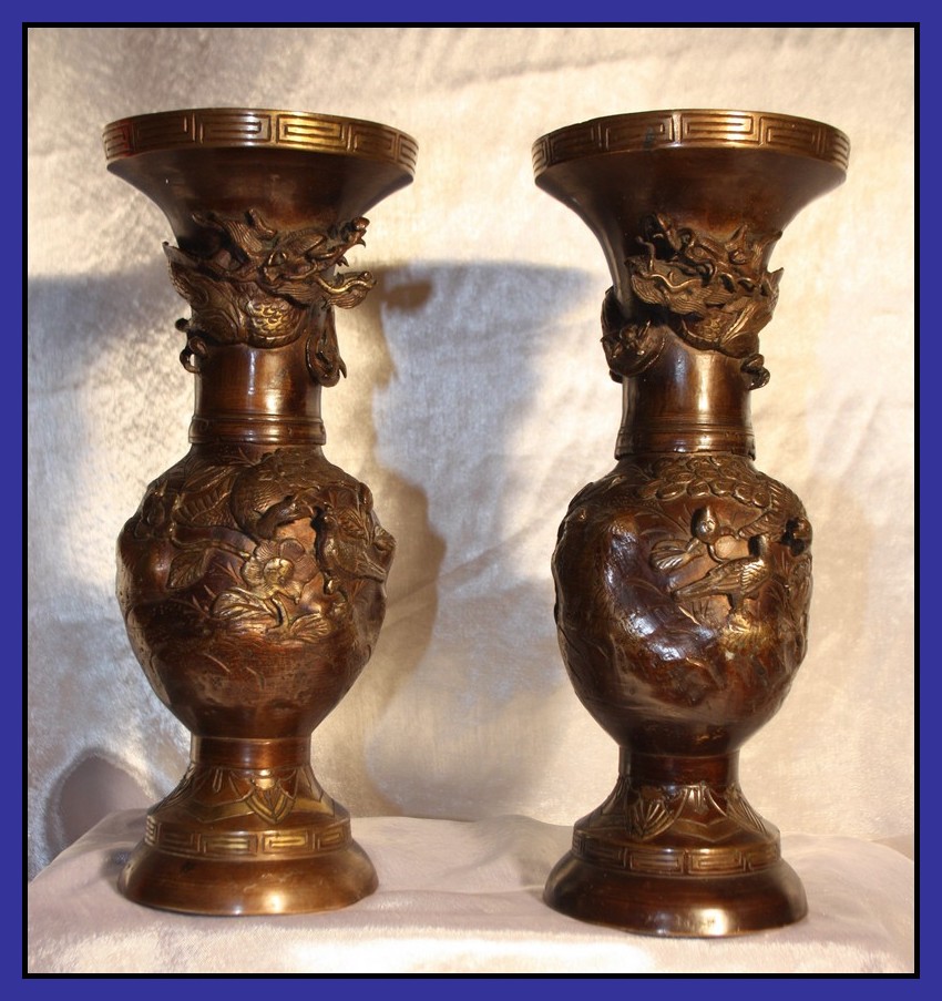 Japon Impérial Epoque Meiji Paire Vases en Bronze Dragon en relief 27,5