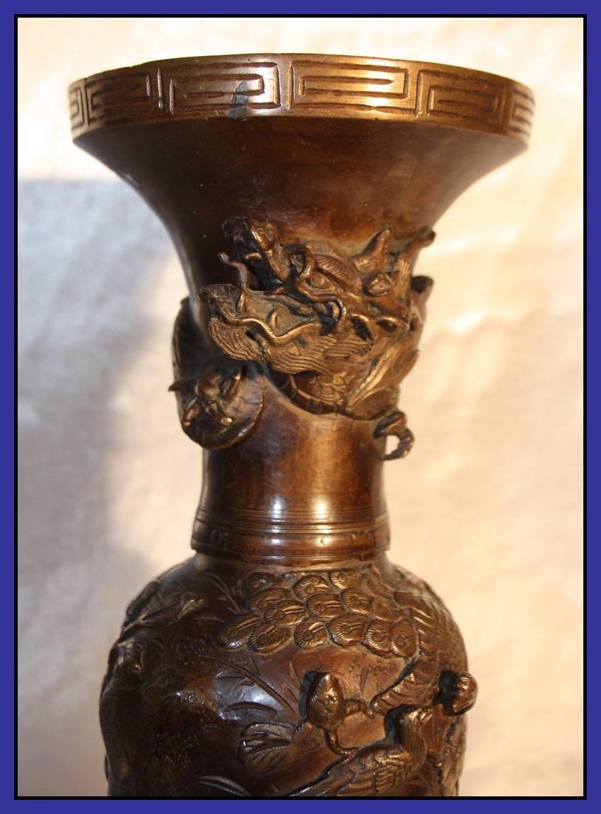 Japon Impérial Epoque Meiji Paire Vases en Bronze Dragon en relief 27,5