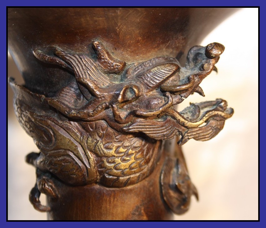 Japon Impérial Epoque Meiji Paire Vases en Bronze Dragon en relief 27,5